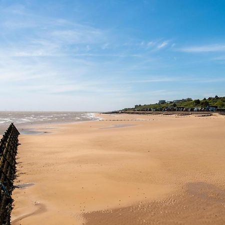 6 Berth Caravan With Decking At Martello Beach Holiday Park In Essex Ref 29016Y Hotel Clacton-on-Sea Exterior photo