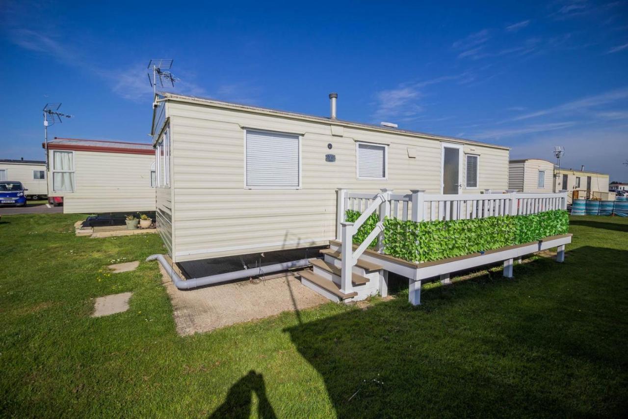 6 Berth Caravan With Decking At Martello Beach Holiday Park In Essex Ref 29016Y Hotel Clacton-on-Sea Exterior photo