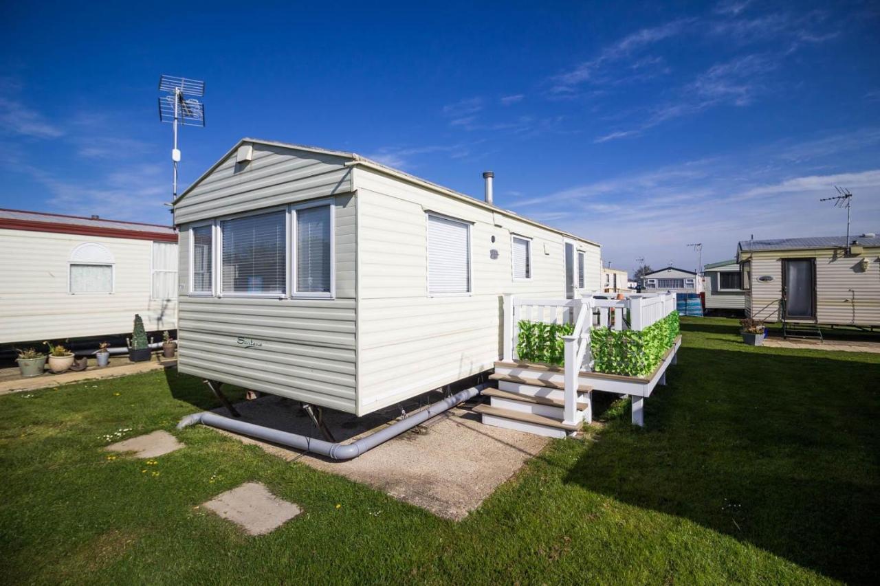 6 Berth Caravan With Decking At Martello Beach Holiday Park In Essex Ref 29016Y Hotel Clacton-on-Sea Exterior photo
