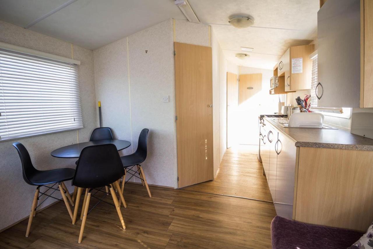 6 Berth Caravan With Decking At Martello Beach Holiday Park In Essex Ref 29016Y Hotel Clacton-on-Sea Exterior photo