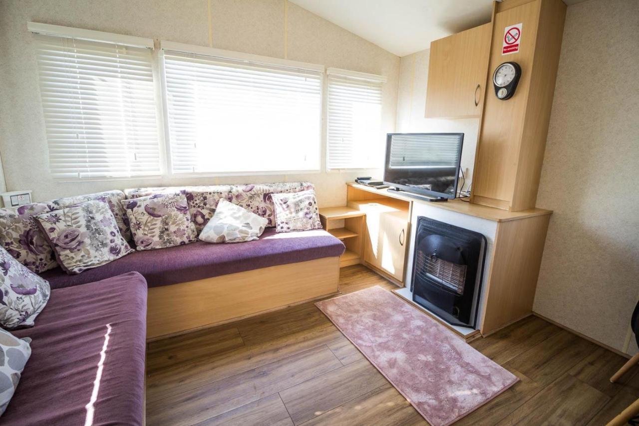 6 Berth Caravan With Decking At Martello Beach Holiday Park In Essex Ref 29016Y Hotel Clacton-on-Sea Exterior photo