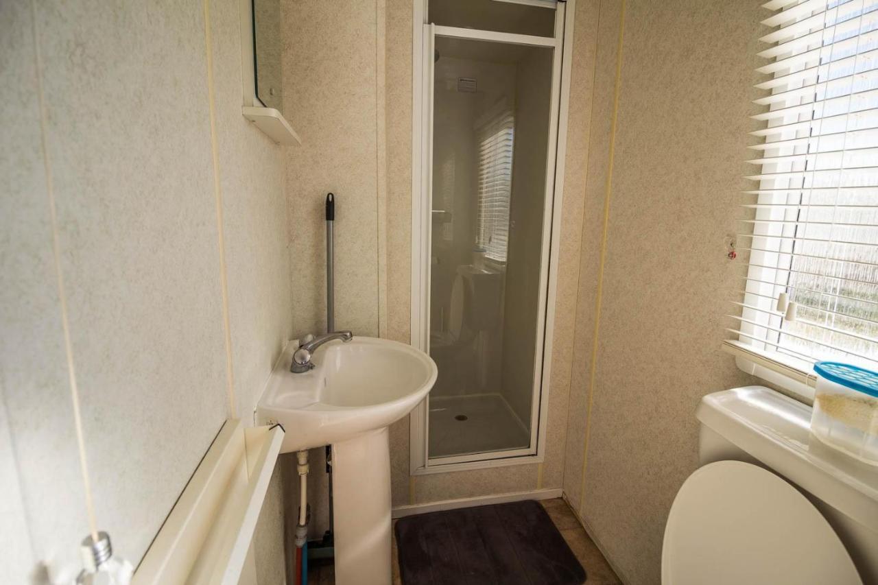 6 Berth Caravan With Decking At Martello Beach Holiday Park In Essex Ref 29016Y Hotel Clacton-on-Sea Exterior photo